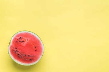 Sarı arka planda taze karpuzun renkli meyve arkaplanı, üst manzara