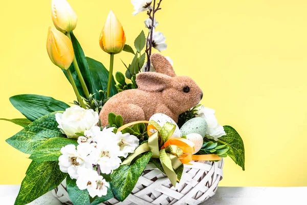 Sfondo pasquale con coniglietto pasquale primaverile su sfondo giallo — Foto Stock