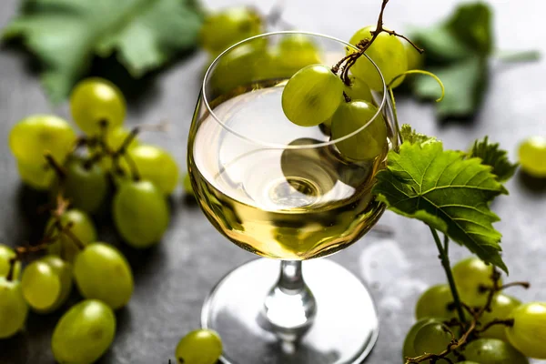 Copo de vinho e uvas brancas colhidas na adega — Fotografia de Stock