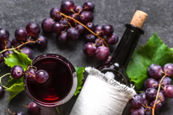 Bouteille et verre de vin rouge et de raisin, vue de dessus — Photo