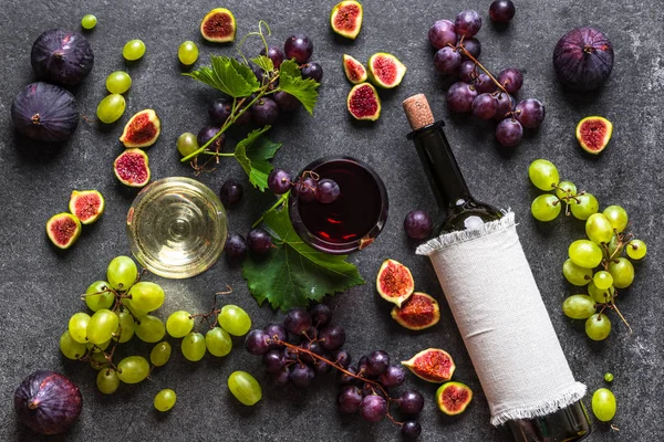 Frutas e vinhos variados. Copos e garrafa de vinho e uvas, flat lay, sobrecarga . — Fotografia de Stock