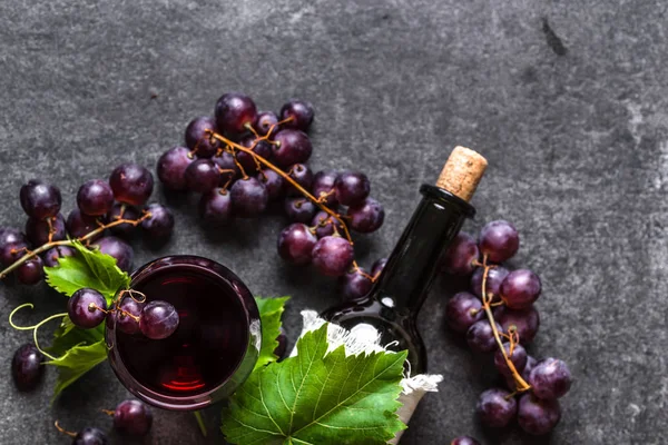 Fundo de vinho de uva. Copo de vinho tinto e garrafa com cortiça . — Fotografia de Stock