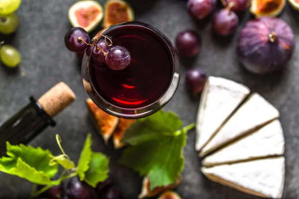 Aperitivo francês. Queijo Camembert, vinho e figos, vista superior . — Fotografia de Stock