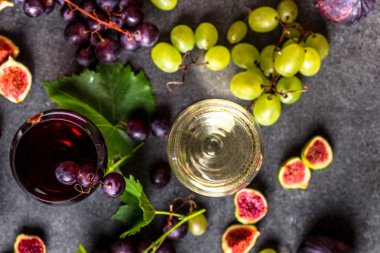 Farklı şaraplı taze meyve ve şarap kadehleri: kırmızı ve beyaz.