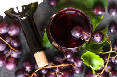 Üzüm şarabı geçmişi. Kırmızı şarap kadehi ve mantarlı şişe..