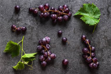 Taze mor üzümler, yukarıdan yassı