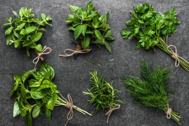 Bahçeden bir demet bitki. Fesleğen, biberiye, dereotu ve nane..