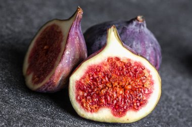 Taze incir meyvesi ve yarım incir, yakın plan.