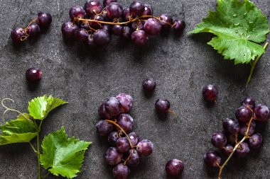 Koyu zemin üzerinde taze kırmızı üzüm