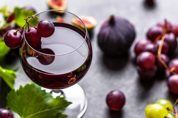 Fruits frais et vin. Verre de vin rouge, figues et raisins . — Photo