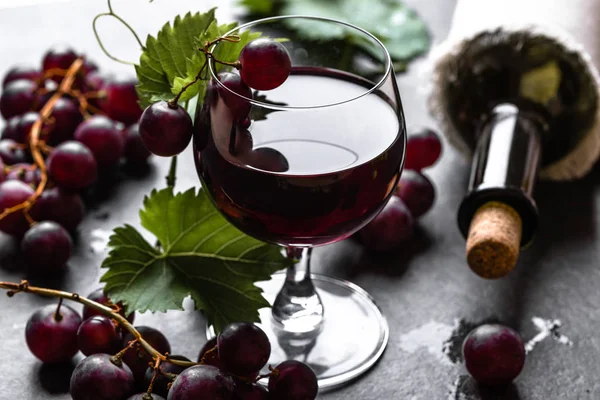 Bouteille et verre de vin rouge et de raisin — Photo