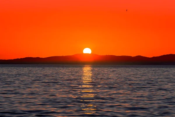 Beautiful Orange Sunset Sea Sun Reflection Water Mountains Horizon View — Stock Photo, Image