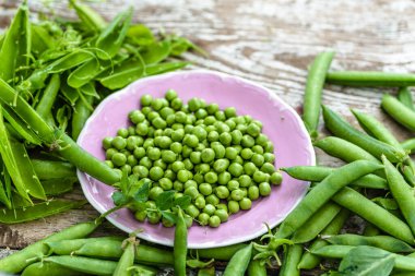 Taze bezelye, kabukları soymak..