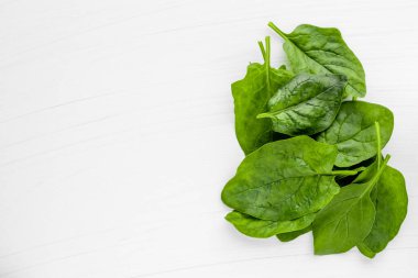 Taze yeşil ıspanak yaprakları. Çiğ organik yapraklar, üst görünüm, kopyalama alanı. Beyaz arkaplanda ıspanak.