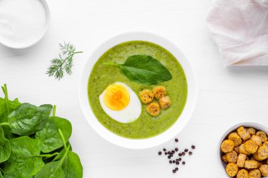 Yeşil çorba. Brokoli ıspanak kremalı çorba..