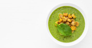 Yeşil çorba. Brokoli ıspanak kremalı çorba. Kopyalama alanı olan yiyecek afişi.
