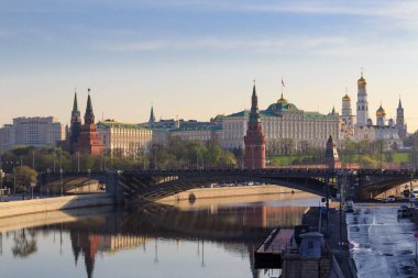 Moskova Kremlin güneşli bahar sabahı bir Bol'shoy Kamennyy Köprüsü arka plan üzerinde