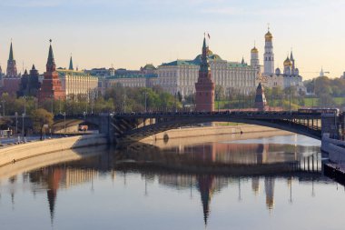 Güneşli bahar sabahı Moskova Kremlin ve Moskova Nehri set of görünümü