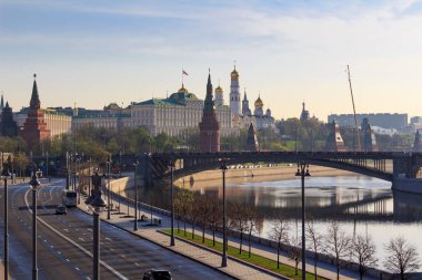 Moskova Kremlin Prechistenskaya setin güneşli bahar sabahı Moskva Nehri'nin karşı