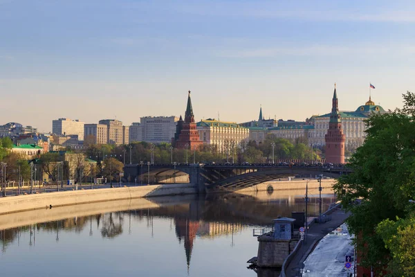 Kreml Moskva Floden Bakgrund Solig Vårmorgon — Stockfoto