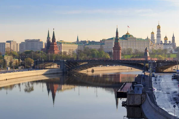 Moskevského Kremlu Bersenevskaya Nábřeží Moskva Řeky Zázemí Jarní Slunečné Ráno — Stock fotografie
