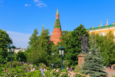 Moskova, Rusya - 27 Mayıs 2018: Şehit Hermogenes'in Moskova Kremlin binalar güneşli akşam karşı Alexandrovsky bahçesinde anıt