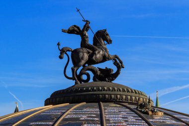 Moskova, Rusya - 27 Mayıs 2018: Saint George, heykel Victorious Dünya saati Çeşme Manezhnaya kare üzerinde bir kubbe üzerinde