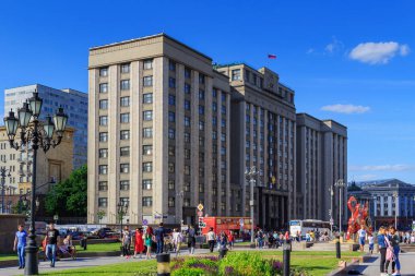 Moskova, Rusya - 27 Mayıs 2018: Devlet Duma Rusya Federasyonu Okhotnyy Ryad Caddesi üzerinde. Manezhnaya kare görüntülemek