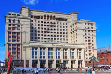Moskova, Rusya - 27 Mayıs 2018: Bina dört mevsim otel Moskova Okhotnyy Ryad Caddesi üzerinde. Manezhnaya kare görüntülemek