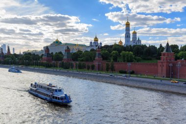 Moskova, Rusya - 27 Mayıs 2018: Moskova Kremlin arka plan üzerine Moskova Nehri üzerinde yüzen zevk tekneler