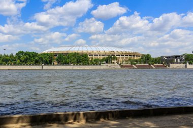 Moskova, Rusya - 30 Mayıs 2018: Luzhniki Stadı güneşli gün. Vorob'yevskaya dolgu görüntülemek