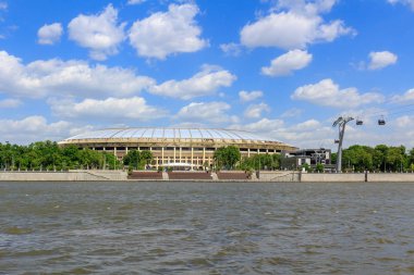 Moskova, Rusya - 30 Mayıs 2018: Büyük spor arenasında Olimpiyat karmaşık Luzhniki güneşli günde Luzhnetskaya set of bir arka plan üzerinde