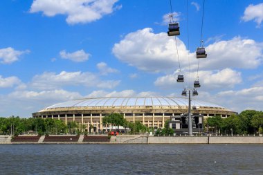 Moskova, Rusya - 30 Mayıs 2018: Luzhniki Stadı ile teleferik Moskova Nehri boyunca. Vorob'yevskaya dolgu görüntülemek