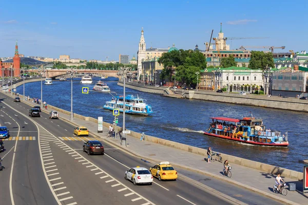 Moscú Rusia Mayo 2018 Barcos Recreo Flotando Río Moskva Fondo — Foto de Stock