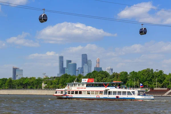 Moskou Rusland Mei 2018 Pleziervaartuig Drijvend Een Achtergrond Van Loezjniki — Stockfoto