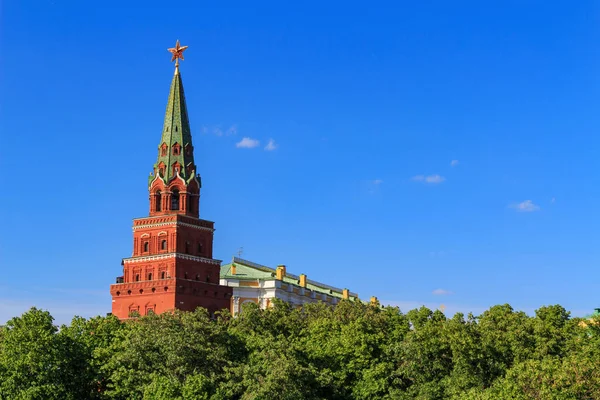 Torre Kremlin Moscou Com Uma Estrela Vermelha Fundo Céu Azul — Fotografia de Stock