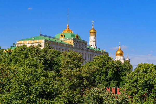 Grand Kremlin Palace Fundo Azul Céu Noite Ensolarada — Fotografia de Stock