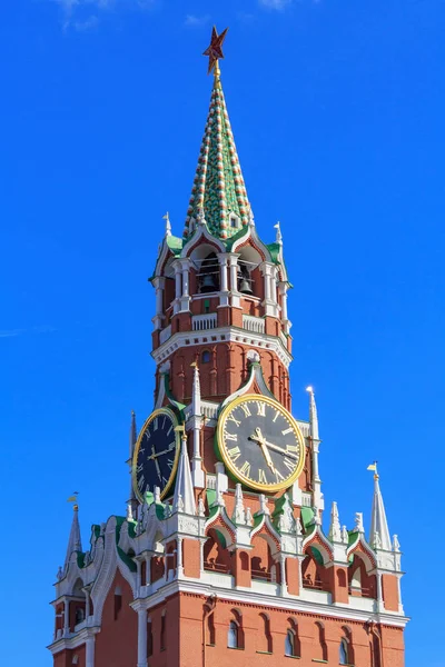 莫斯科克里姆林宫 Spasskaya 塔在阳光明媚的傍晚对蓝天特写 — 图库照片