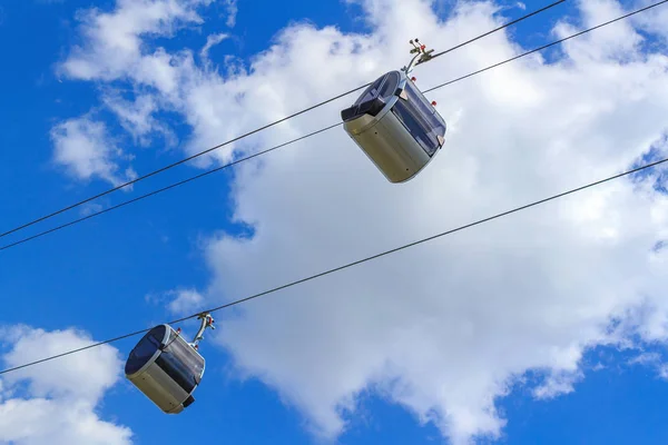 Mavi Gökyüzü Bulutlu Karşı Bir Teleferik Kabinleri — Stok fotoğraf