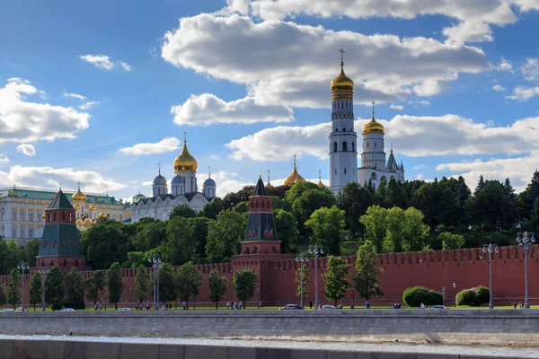 Domos Moscú Iglesias Del Kremlin Contra Cielo Azul Nublado — Foto de Stock