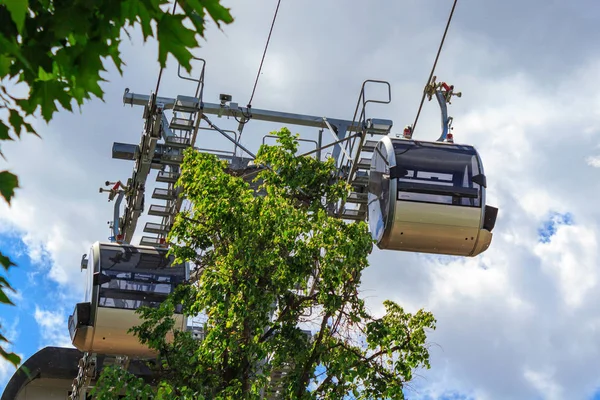 Hutten Van Close Van Kabelbaan Achtergrond Van Een Bewolkte Hemel — Stockfoto