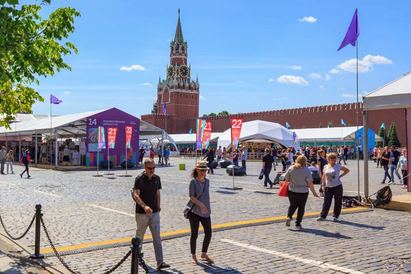 Moskova, Rusya - 3 Haziran 2018: Kitap Festivali Kızıl Meydan 2018. Açık Rus Kitap Fuarı, Moskova Kızıl meydanında