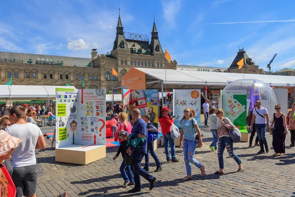 Moskova, Rusya - 3 Haziran 2018: Kitap Festivali Kızıl Meydan 2018. Açık Rus Kitap Fuarı, Moskova Kızıl meydanında