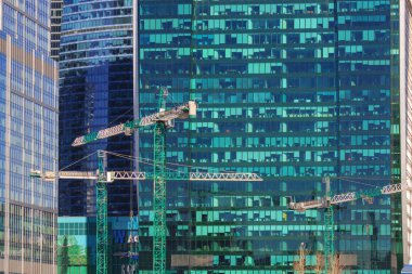 Moskova, Rusya - 14 Nisan 2018: Güneşli bir gün içinde gökdelenler cam cephe zemin üzerine İnşaat vinçleri