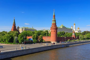 Moskova, Rusya - 27 Mayıs 2018: Moskova Kremlin mavi gökyüzü güneşli akşam arka plan üzerinde