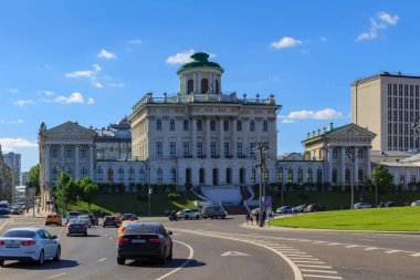 Moskova, Rusya - 27 Mayıs 2018: Pashkov Vozdvizhenka caddesindeki eve. Manezhnaya sokaktan güneşli akşam göster