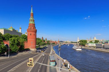 Moskova, Rusya - 27 Mayıs 2018: Görünümü Moskova Kremlin ve Karbysheva setin güneşli akşam