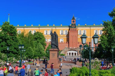 Moskova, Rusya - 27 Mayıs 2018: Şehit Hermogenes'in Patrik Moskova ve Alexandrovsky bahçe tüm Rusya'da anıt