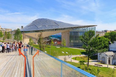 Moskova, Rusya - 03 Haziran 2018: Küçük amphitheatre Zaryadye Park. Moskova Nehri üzerinde yüzen Köprüsü'nden görüntülemek