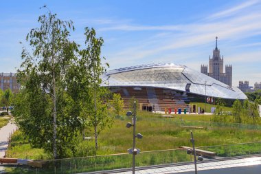 Moskova, Rusya - 03 Haziran 2018: Cam gökdelen Kotelnicheskaya dolgu üzerinde arka plan üzerinde büyük amfi tiyatro-Zaryadye Park çatısı